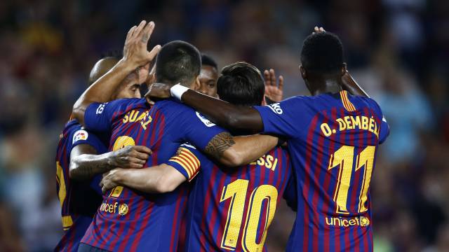 Messi celebra el gol con sus compañeros.