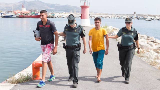 Rescatados de una patera en Motril.