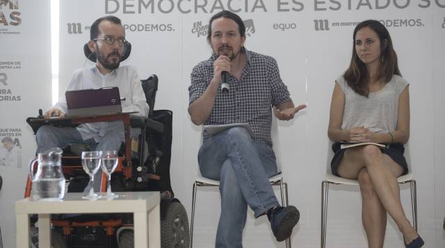 El líder de Podemos, Pablo Iglesias,el secretario de Organización, Pablo Echenique y la portavoz adjunta en el Congreso, Ione Belarra, ho