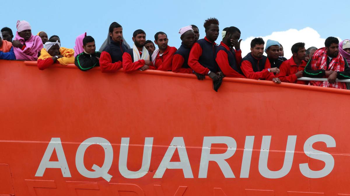 El 'Aquarius', en el puerto italiano de Salerno.