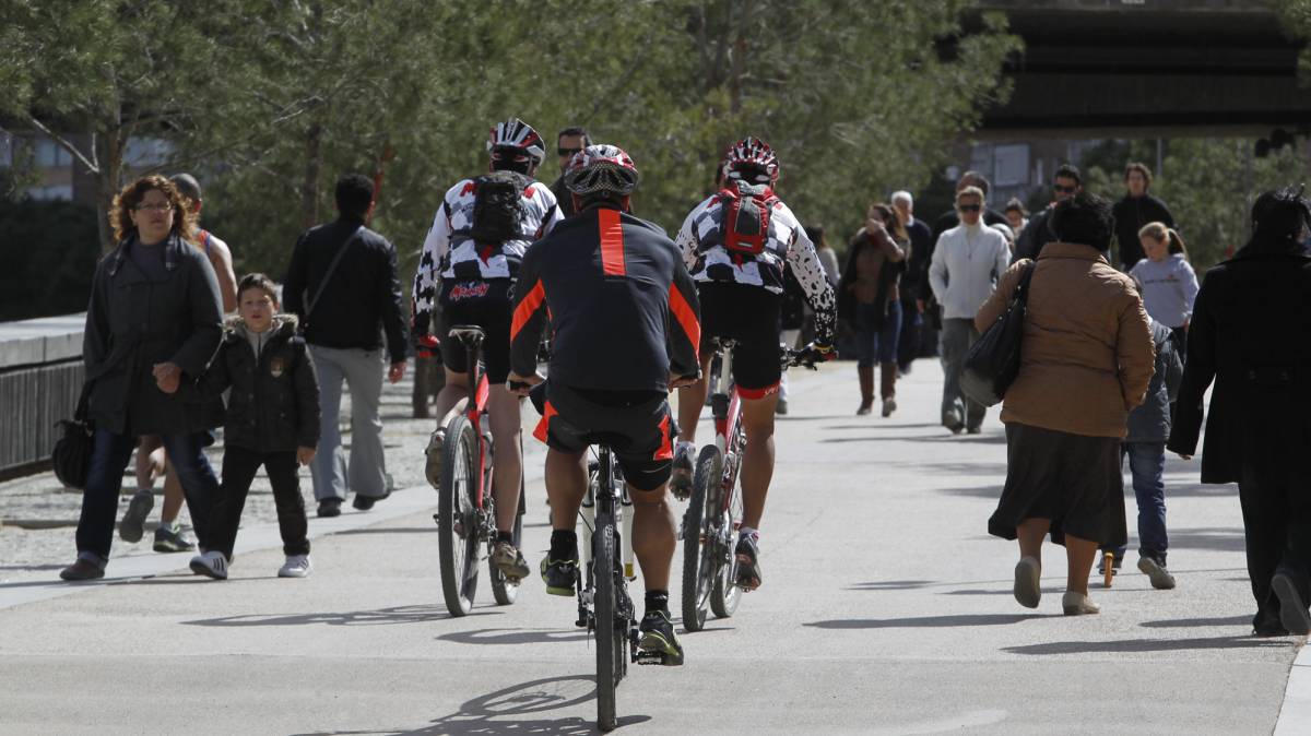 Ciclista y peatones comparten la senda ciclable de Madrid Río.