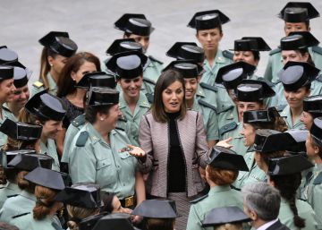La Reina anima a las guardias civiles a mejorar su situación en el Cuerpo