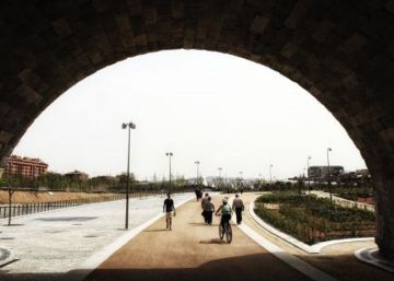 El Ayuntamiento rectifica y no prohibirá a las bicis circular por Madrid Río