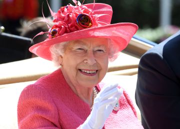 Isabel II tiene una mano postiza para saludar