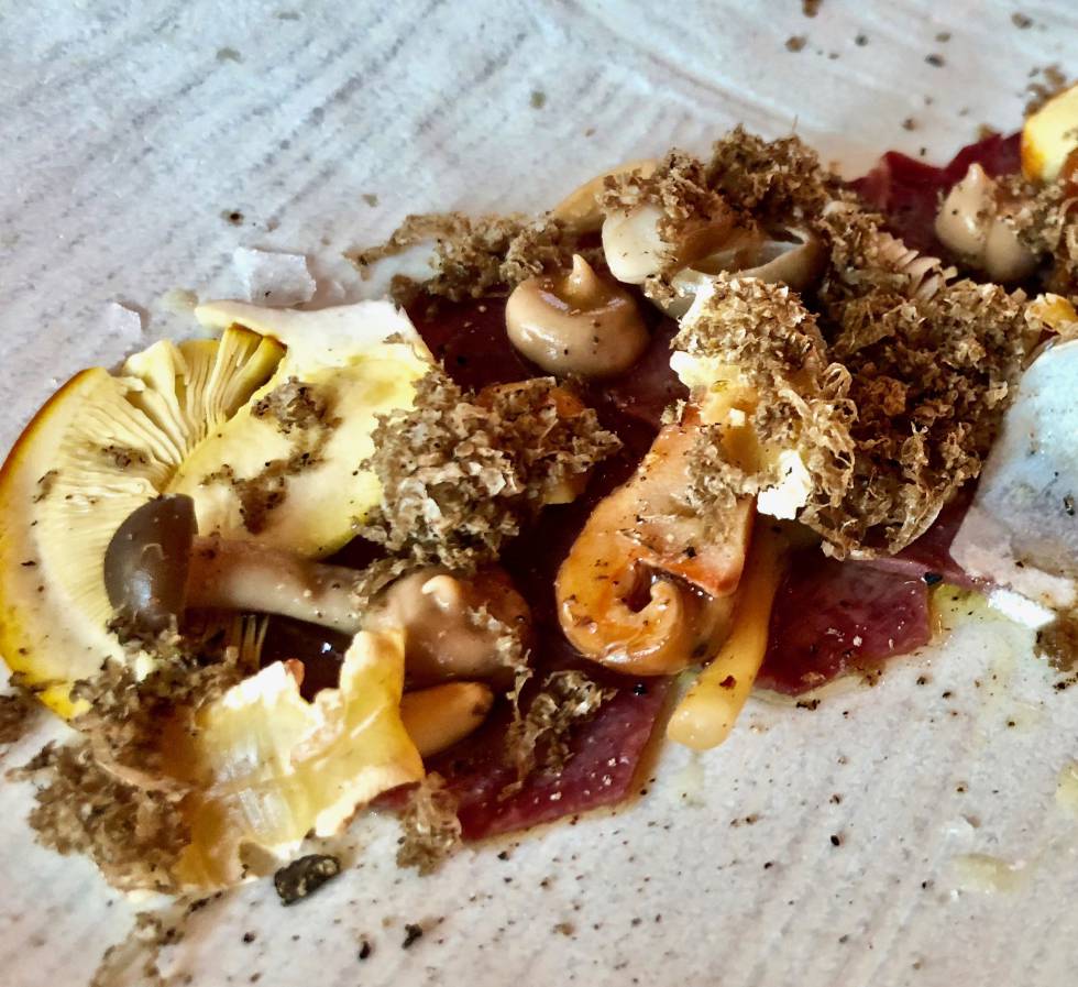 LENGUA DE VACA AHUMADA CON AMANITA CESAREA, AVELLANAS, CASTAÑAS Y TUBER UNCINATUM RALLADA CAPEL