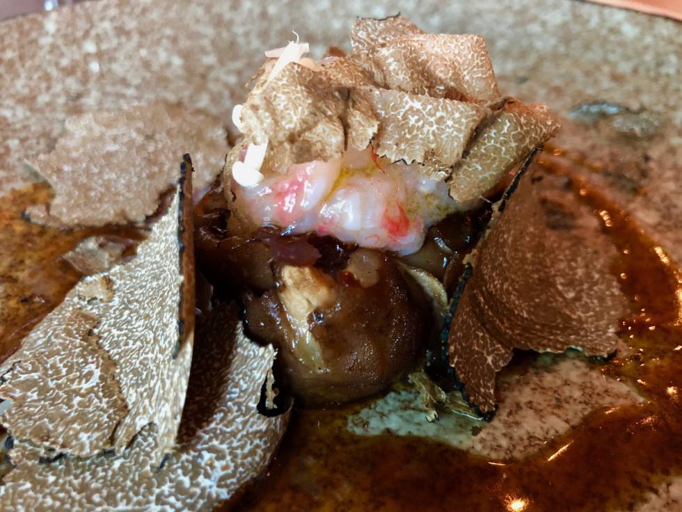 PIES DE CERDO CON GAMBAS ROJAS Y TUBER UNCINATUM CAPEL