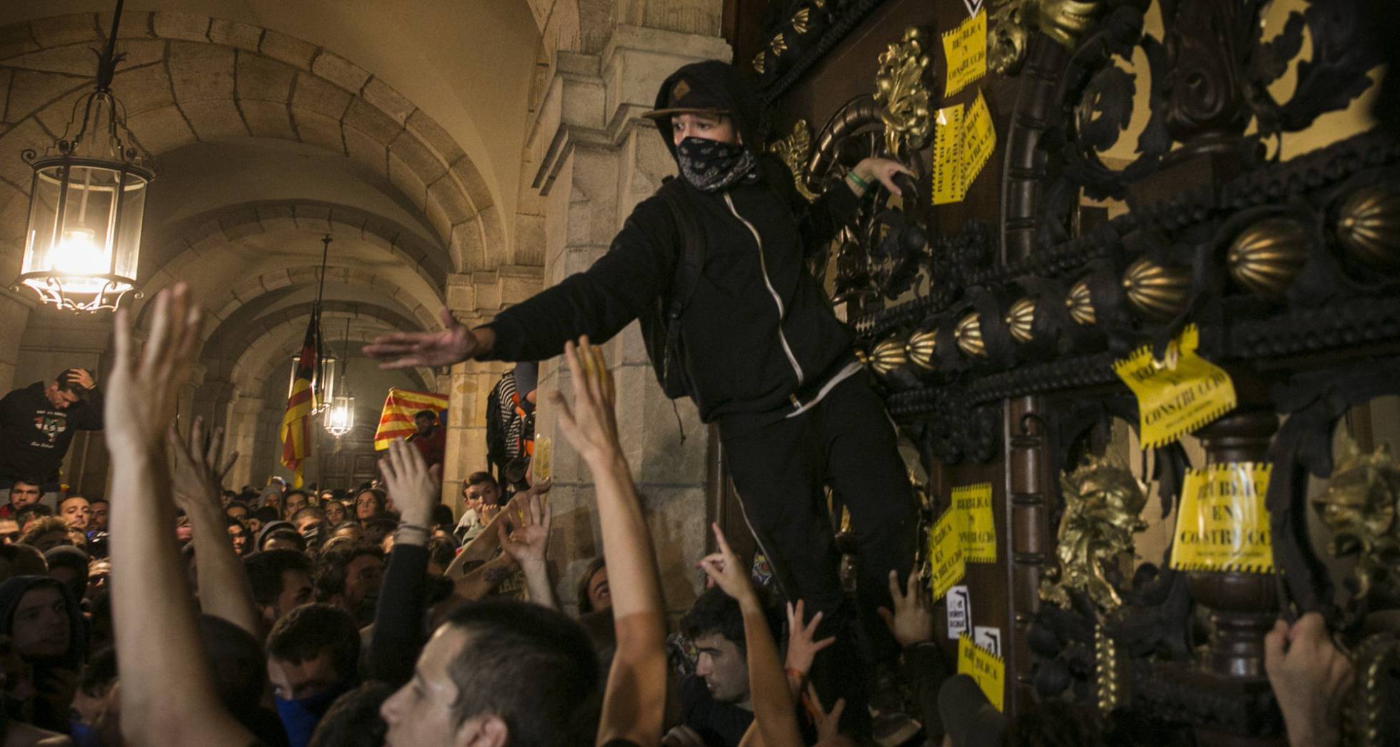 Momento en el que los manifestantes han intentado asaltar el Parlament.