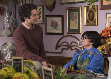 Las flores artificiales, el uso de los colores y el mobiliario afrancesado de 'La casa de las flores'
