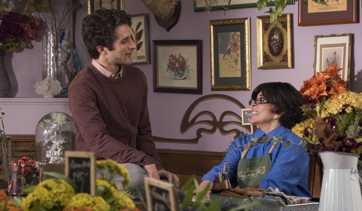 Las flores artificiales y el mobiliario afrancesado de 'La casa de las flores'