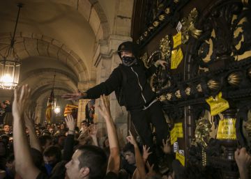 Carga de los Mossos contra independentistas radicales que bloqueaban las puertas del Parlament