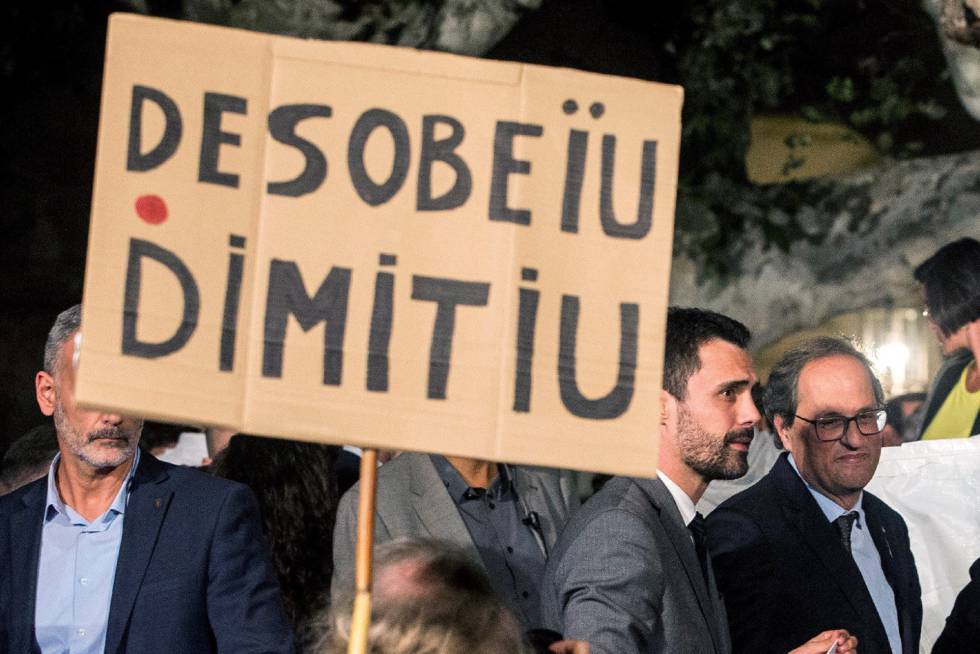 Catalan premier Quim Torra (r) and parliament speaker Roger Torrent address protesters bearing signs that say