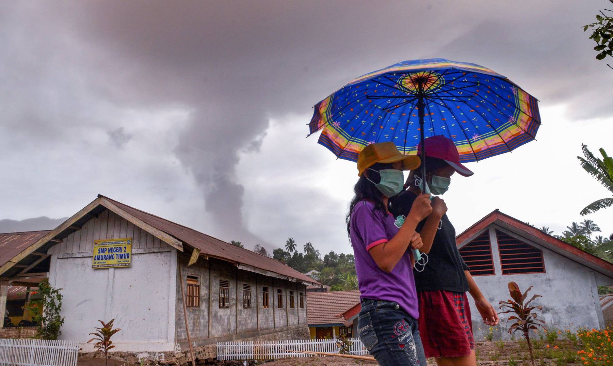 Erupción del volcán Sotupan en Minahasa, en Indonesia.