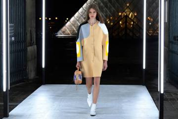 Una modelo, en el desfile de Louis Vuitton.