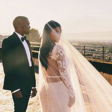 La boda, celebrada en Florencia y vestida por Givenchy, supuso “un vendaval de fama histórico”, según el ‘New York Times’. rn Él aportó la credibilidad cultural; ella, otra divisa igualmente válida: carisma.