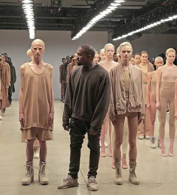 Así presentó West la segunda colección de su marca, Yeezy, en septiembre de 2016. El sector inicialmente se burló de su afición al diseño. Hoy casi todas las grandes marcas de lujo sacan ropa y zapatillas deportivas influidas en buena parte por él. rn