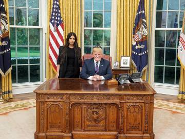 La prueba de que vivimos en la distopía de una realidad alternativa: dos estrellas de la televisión en el Despacho Oval. Kim visitó a Trump el pasado mayo para abogar por la condonación de las penas carcelarias en casos particulares de individuos sin recursos y sin antecedentes.