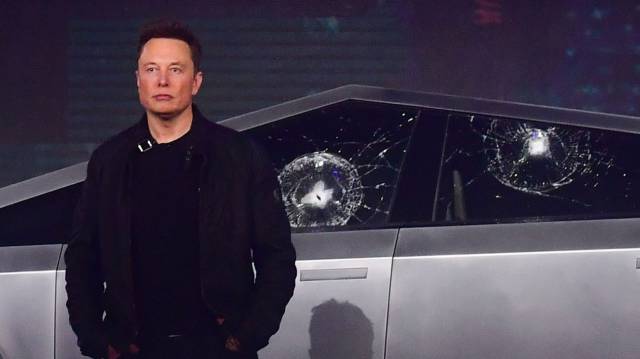 ¿Por qué se rompieron los cristales del nuevo modelo de Tesla?