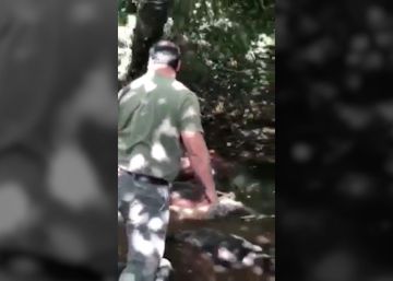 Un grupo de cazadores lanza animales muertos a un río en Asturias