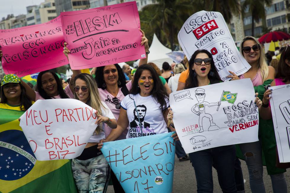 Mujeres manifestándose a favor de Bolsonaro. Sus carteles dicen #EleSim (ElSi),