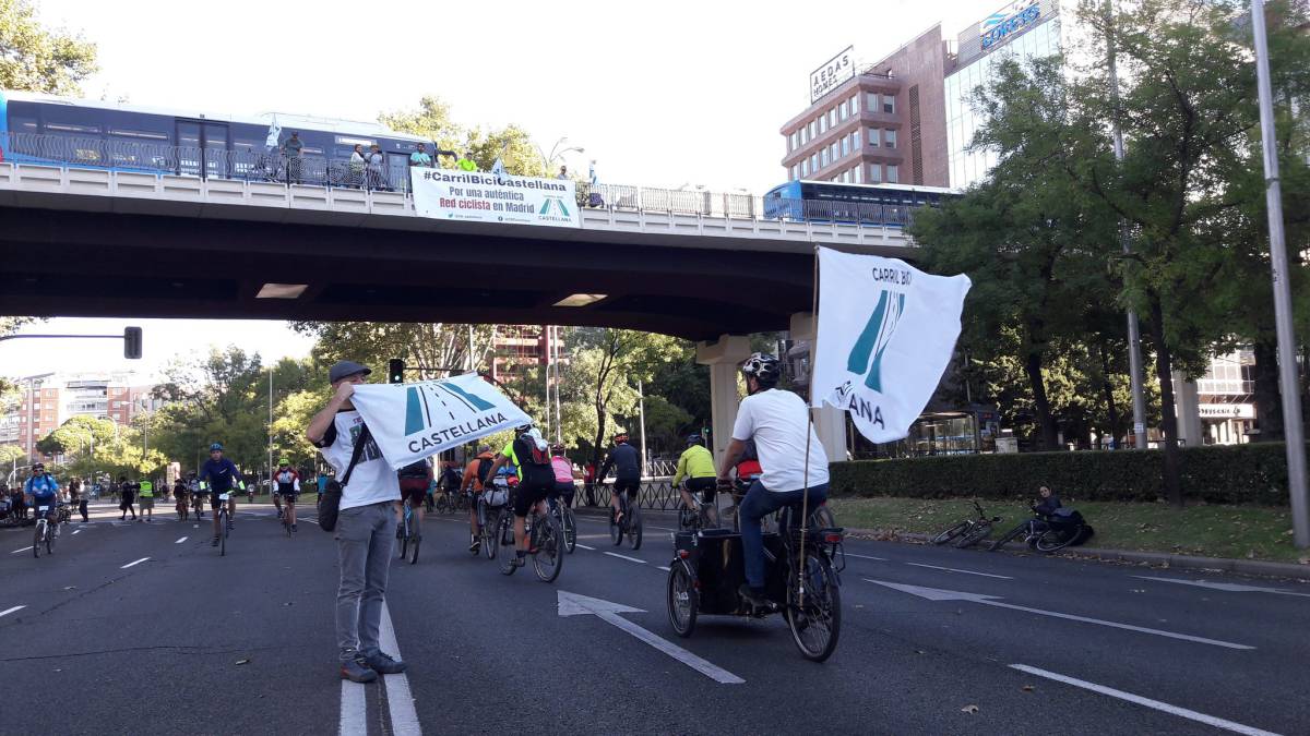 El carril bici en la Castellana se cuela en la Fiesta de la Bicicleta