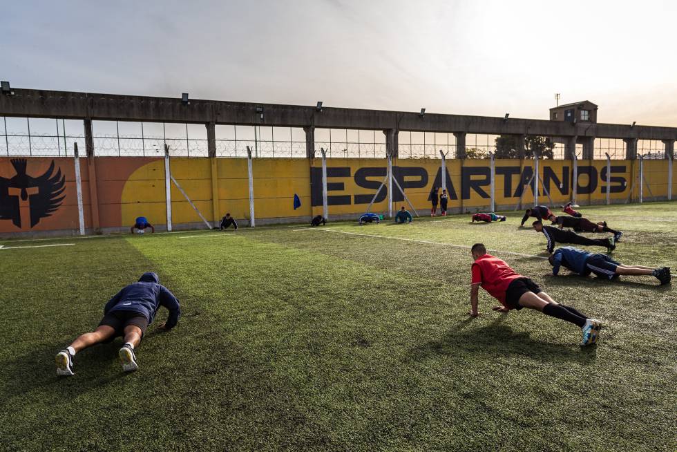 Un grupo de jugadores del Espartanos hace flexiones en un entrenamiento.