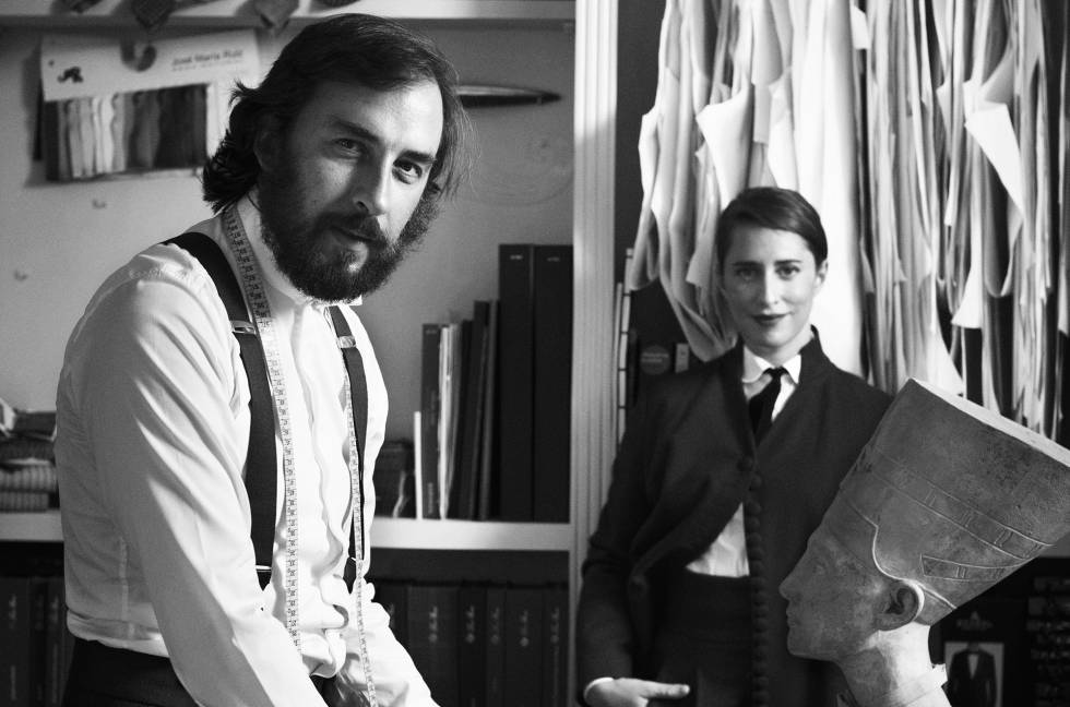Paul García de Oteyza y Caterina Pañeda se formaron en una academia de corte antes de desarrollar con un sastre sus primeros patrones. Hoy trabajan tanto la sastrería artesanal como la industrial.
