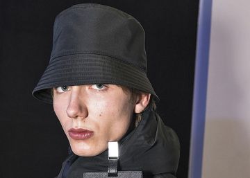 Todavía no lo sabes, pero deseas este poncho impermeable negro