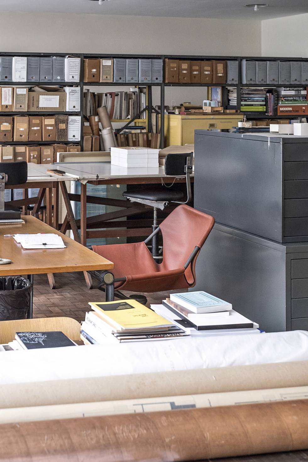 En su espacio de trabajo se puede ver la silla en piel Paulistano que Mendes da Rocha diseñó en 1957 y que hoy es un clásico contemporáneo.