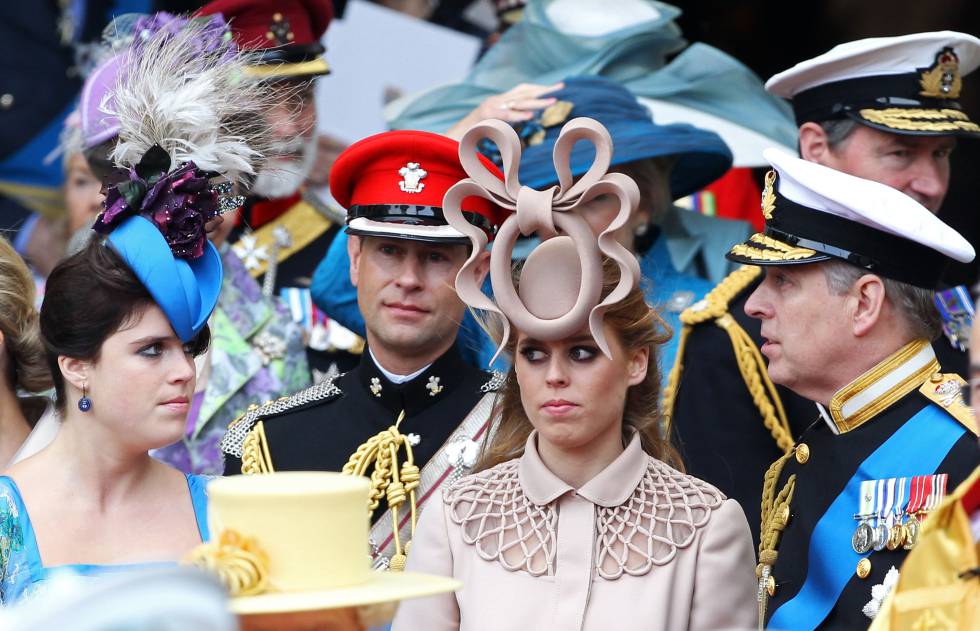 Eugenia y Beatriz de York junto a su padre, el príncipe Andrés, en la boda del príncipe Guillermo y Kate Middleton, en abril de 2011.