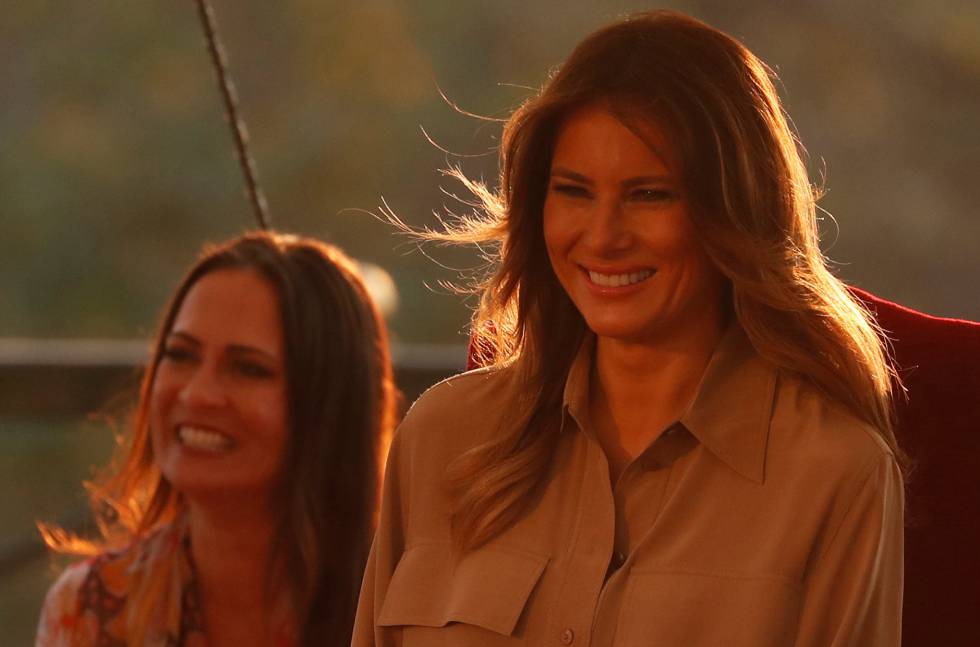 Melania Trump y su directora de Comunicación, Stephanie Grishamn, en Malawi el pasado 4 de octubre.