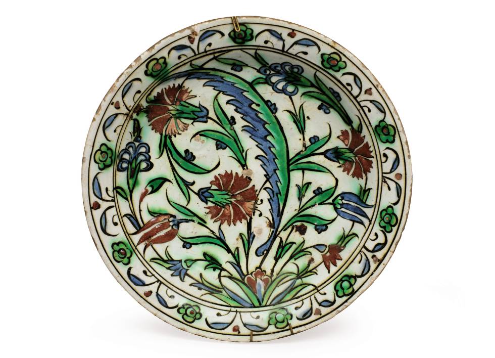 Este plato de cerámica de Iznik (Turquía) del siglo XVII saldrá entre los 1.000 y 1.500 euros.