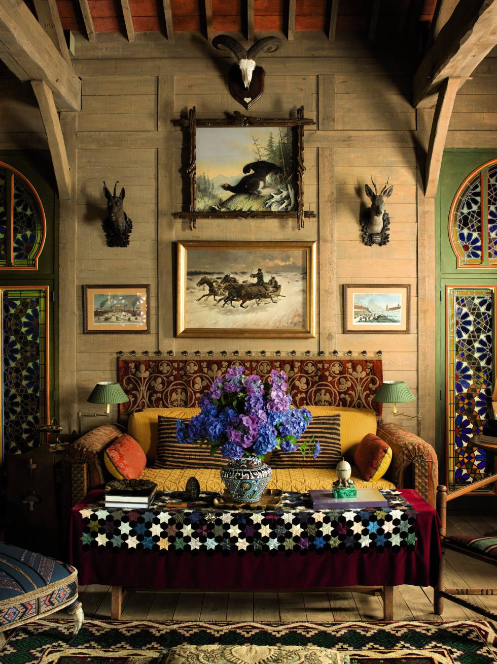 Muchos de los muebles vienen de la ‘datcha’ que Bergé decoró junto a Yves en el Chateau Gabriel (Normandía).