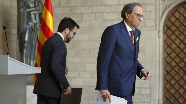 El presidente de la Generalitat, Quim Torra, y su vicepresidente, Pere Aragonès (ERC) tras una rueda de prensa este viernes.
