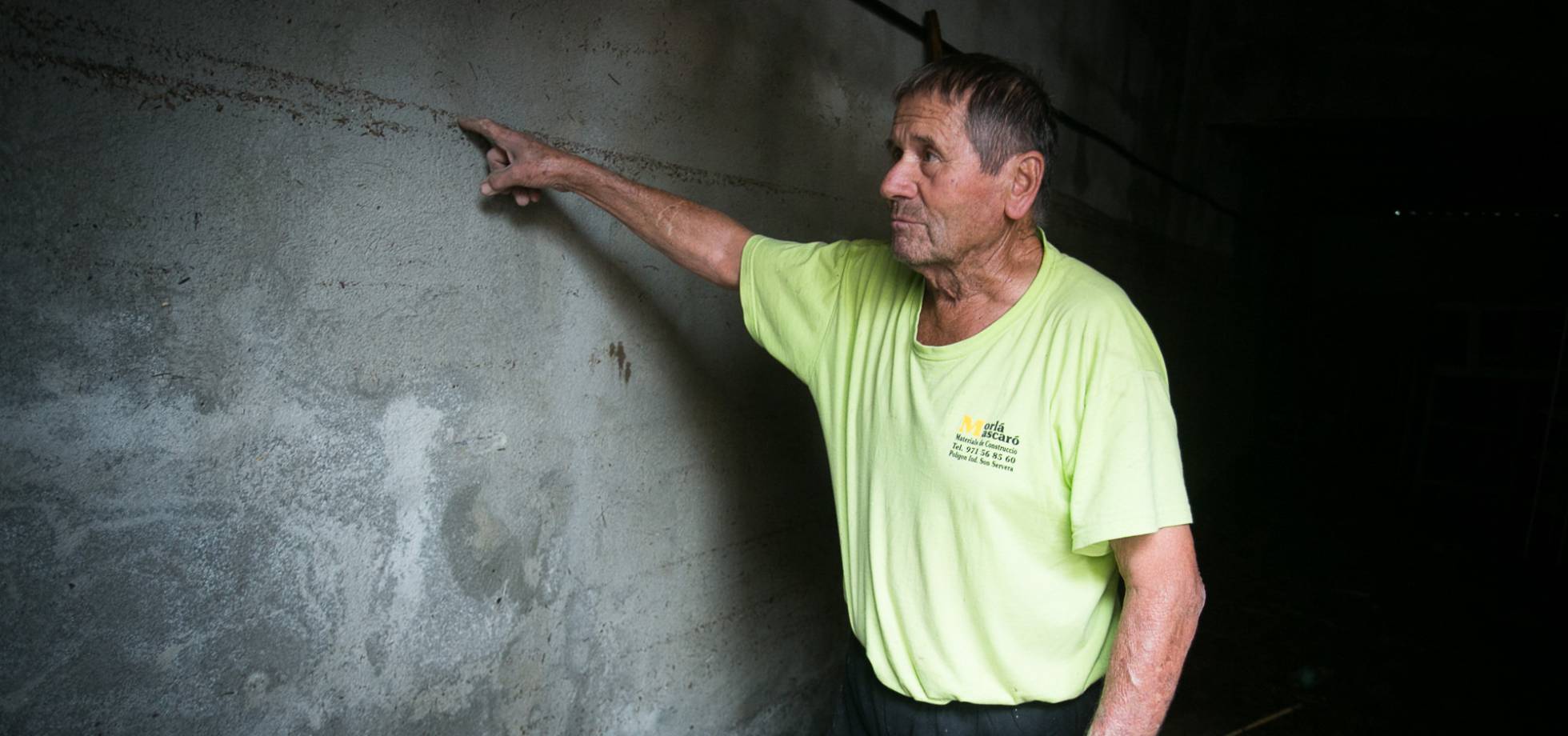 Un habitant de Sant Llorenç assenyala la marca de l'aigua en una casa.