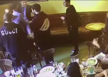 Dos futbolistas rusos agreden a un funcionario en un café en Moscú