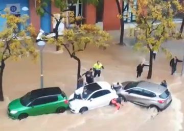 El rescate de dos mujeres atrapadas debajo de un coche en Tarragona por las lluvias