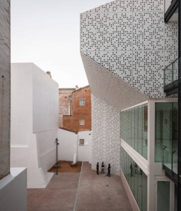 Un edificio que muestra las costuras