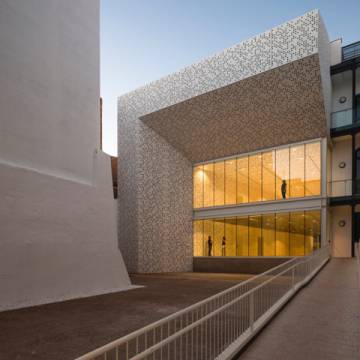 Un edificio que muestra las costuras