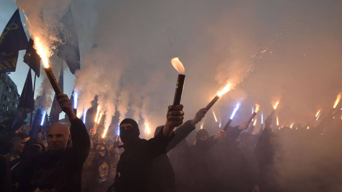 Activistas nacionalistas encienden bengalas durante un mitin en Kiev por el Día del Defensor de Ucrania.
