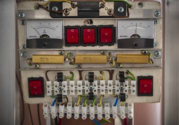 Planos de motores futuristas y dispositivo que controla la energía que llega desde el generador estático al interior del artefacto.