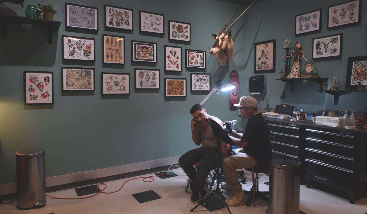 La vida del tatuador de los famosos es un drama