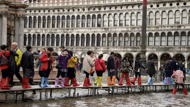 Turistas en la Plaza de San Marcos, Venecia.