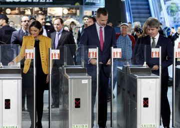 El paseo en metro del rey Felipe VI, en imágenes