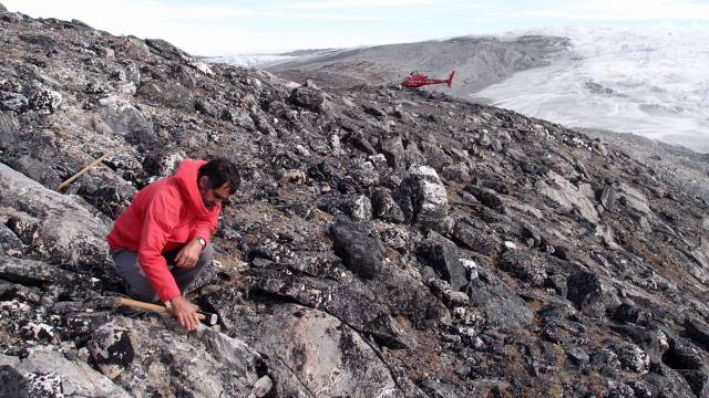 Allen Nutman analizando la formación geológica de hace 3.700 millones de años en Groenlandia.