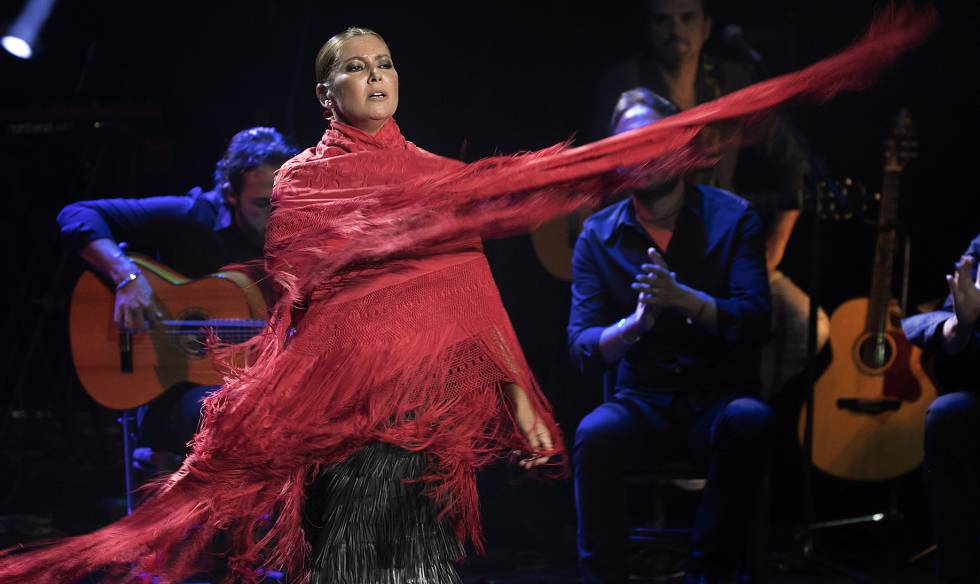 Arriba, Coque Malla, que interpretó Se dejaba llevar por ti. En medio, Antonio Carmona, durante su actuación. Abajo, Sara Baras baila en el escenario.