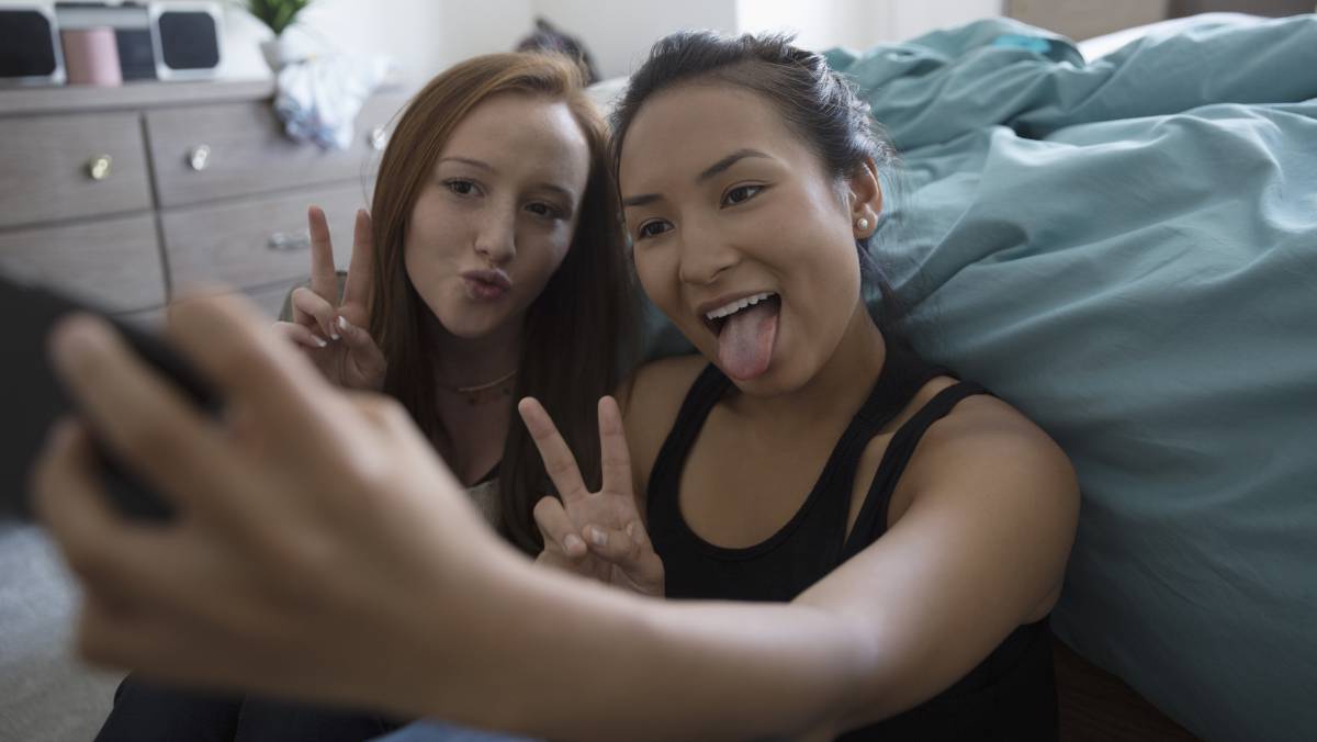 Dos chicas se hacen un 'selfie'