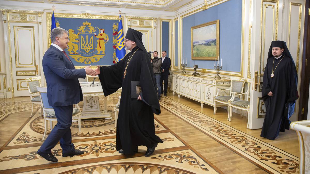 Poroshenko y el arzobispo Daniel de Pamphilon.