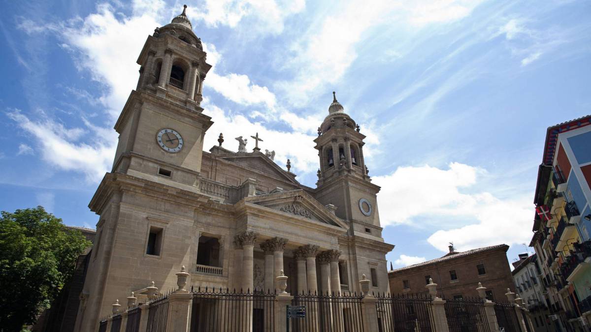 Vista principal de la catedral de Pamplona.