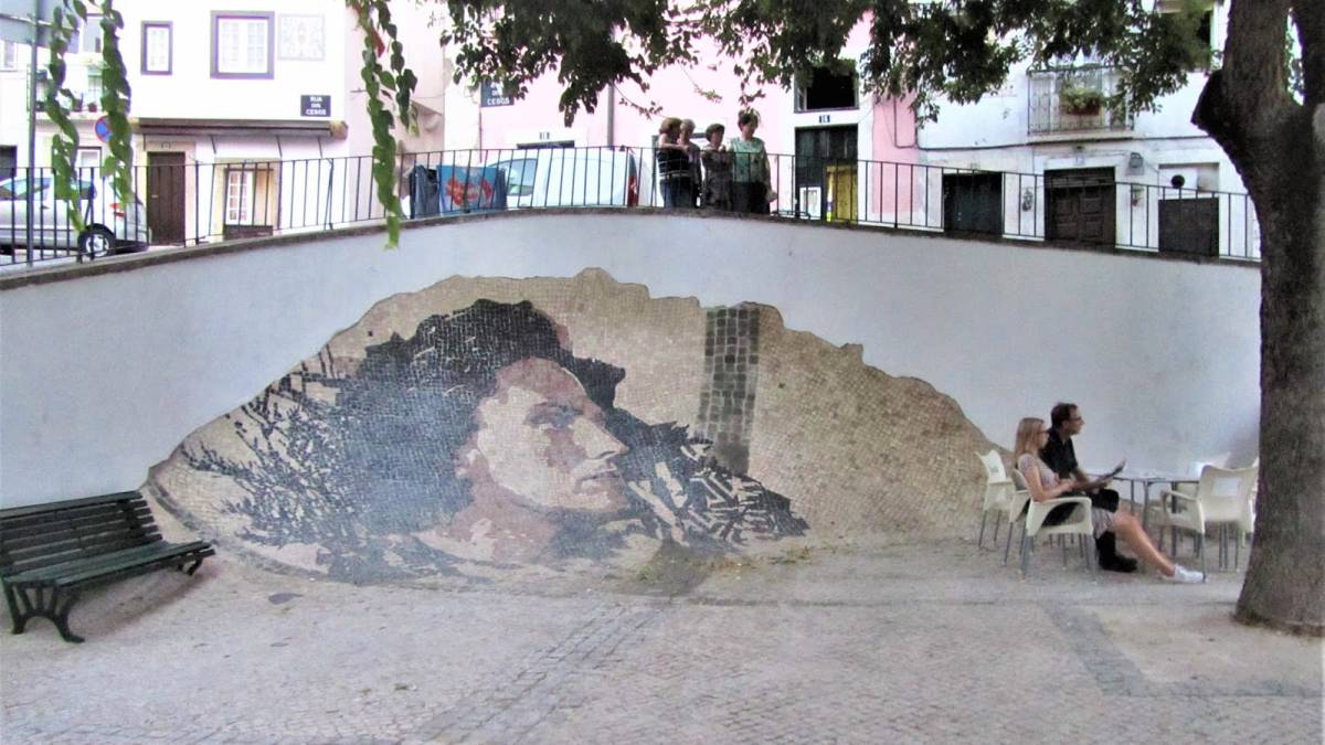 Vhils retrató en piedra a Amalia en el barrio de Alfama.