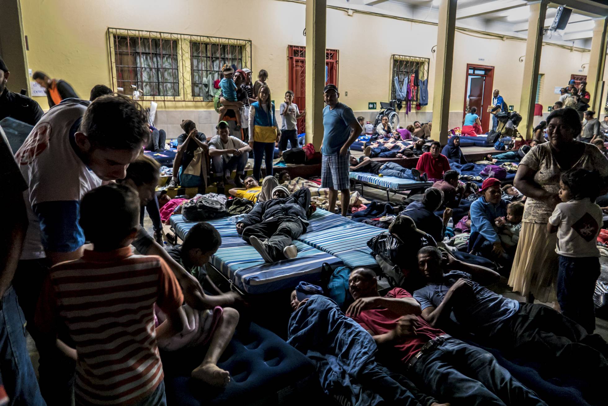 Así pasan la noche los migrantes de la caravana que buscan el sueño americano